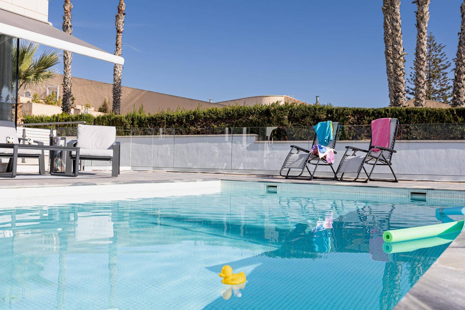 VILLA INDIVIDUELLE À URB. BALCONS AVEC PISCINE CHAUFFÉE