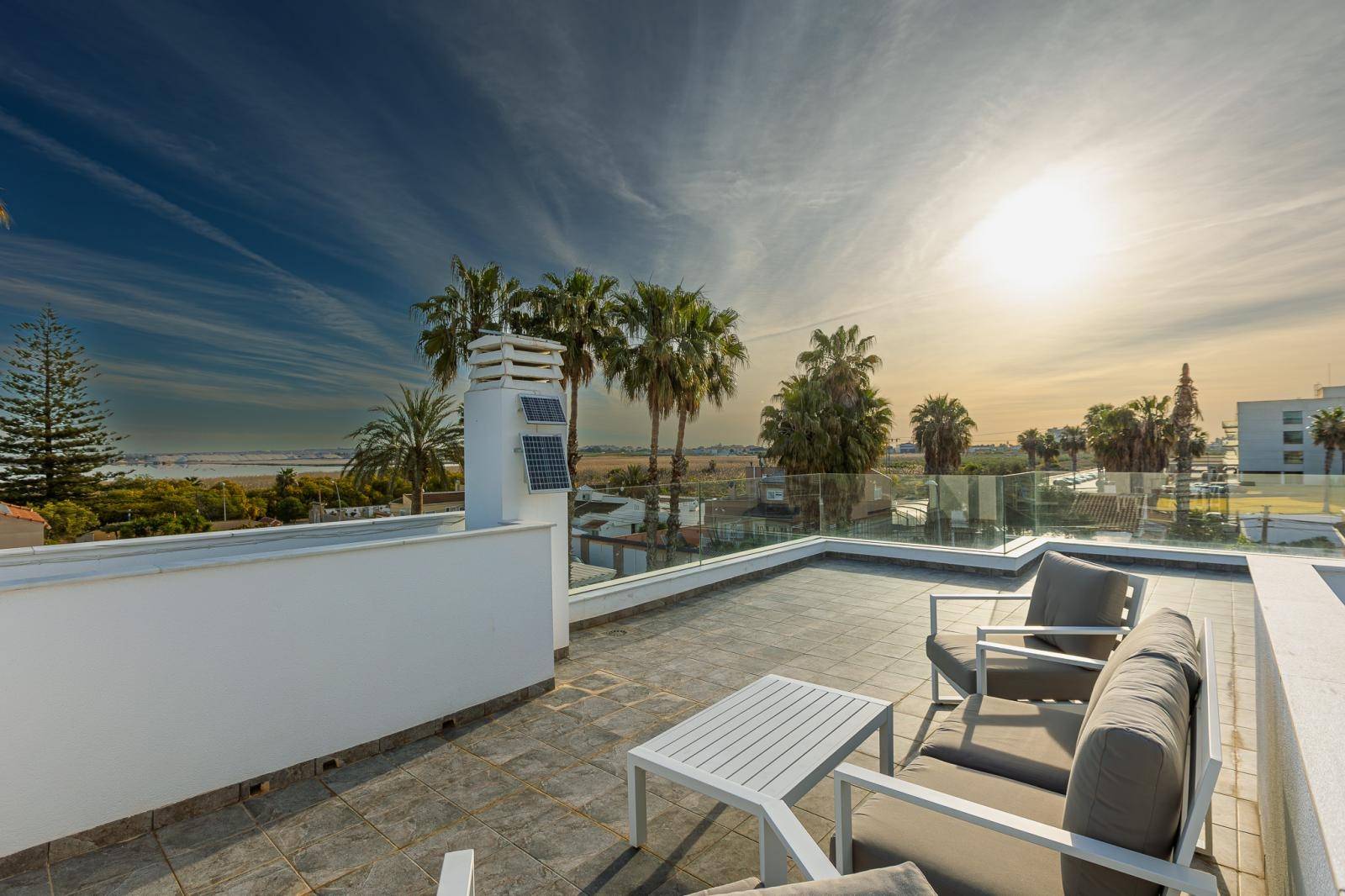 VILLA INDIVIDUELLE À URB. BALCONS AVEC PISCINE CHAUFFÉE