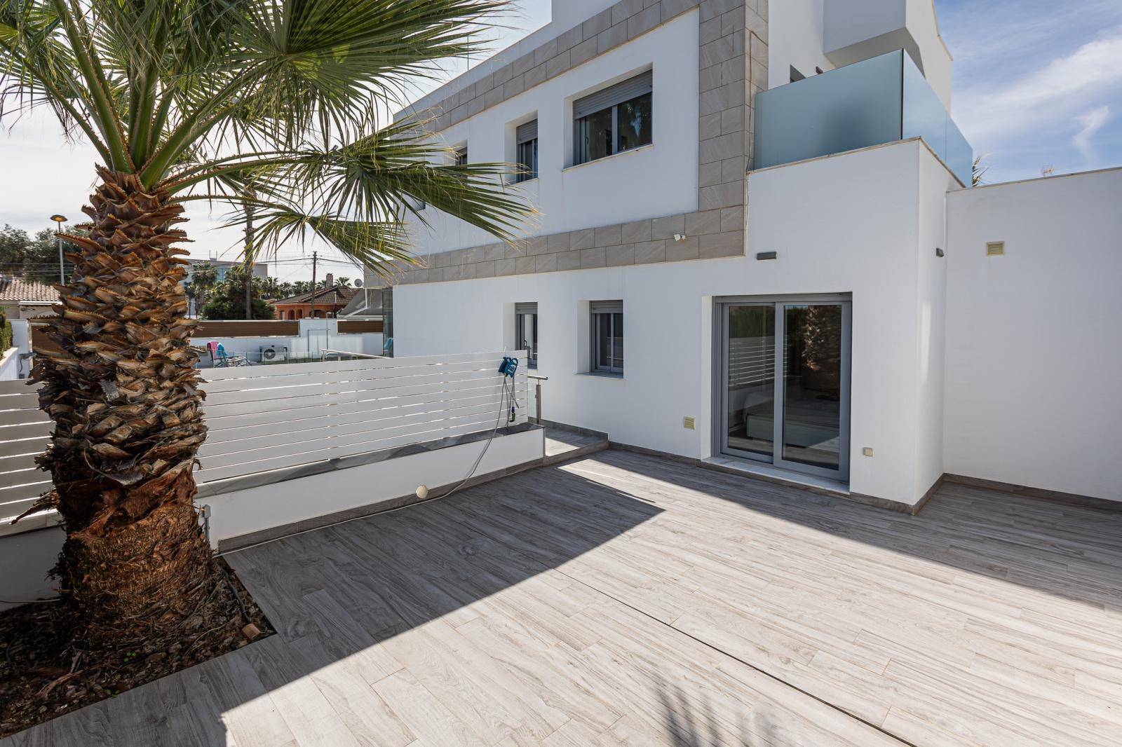 VILLA INDIVIDUELLE À URB. BALCONS AVEC PISCINE CHAUFFÉE