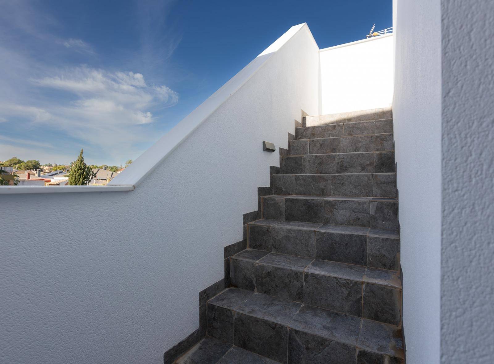 VILLA INDIVIDUELLE À URB. BALCONS AVEC PISCINE CHAUFFÉE