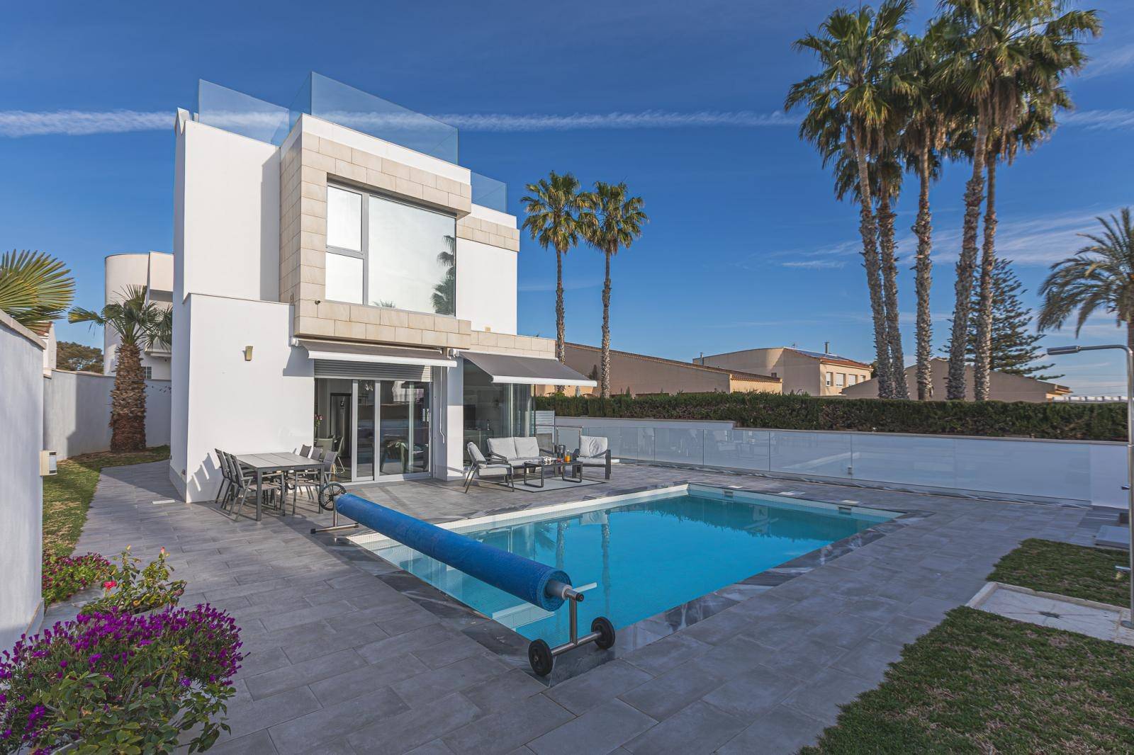 VILLA INDIVIDUELLE À URB. BALCONS AVEC PISCINE CHAUFFÉE