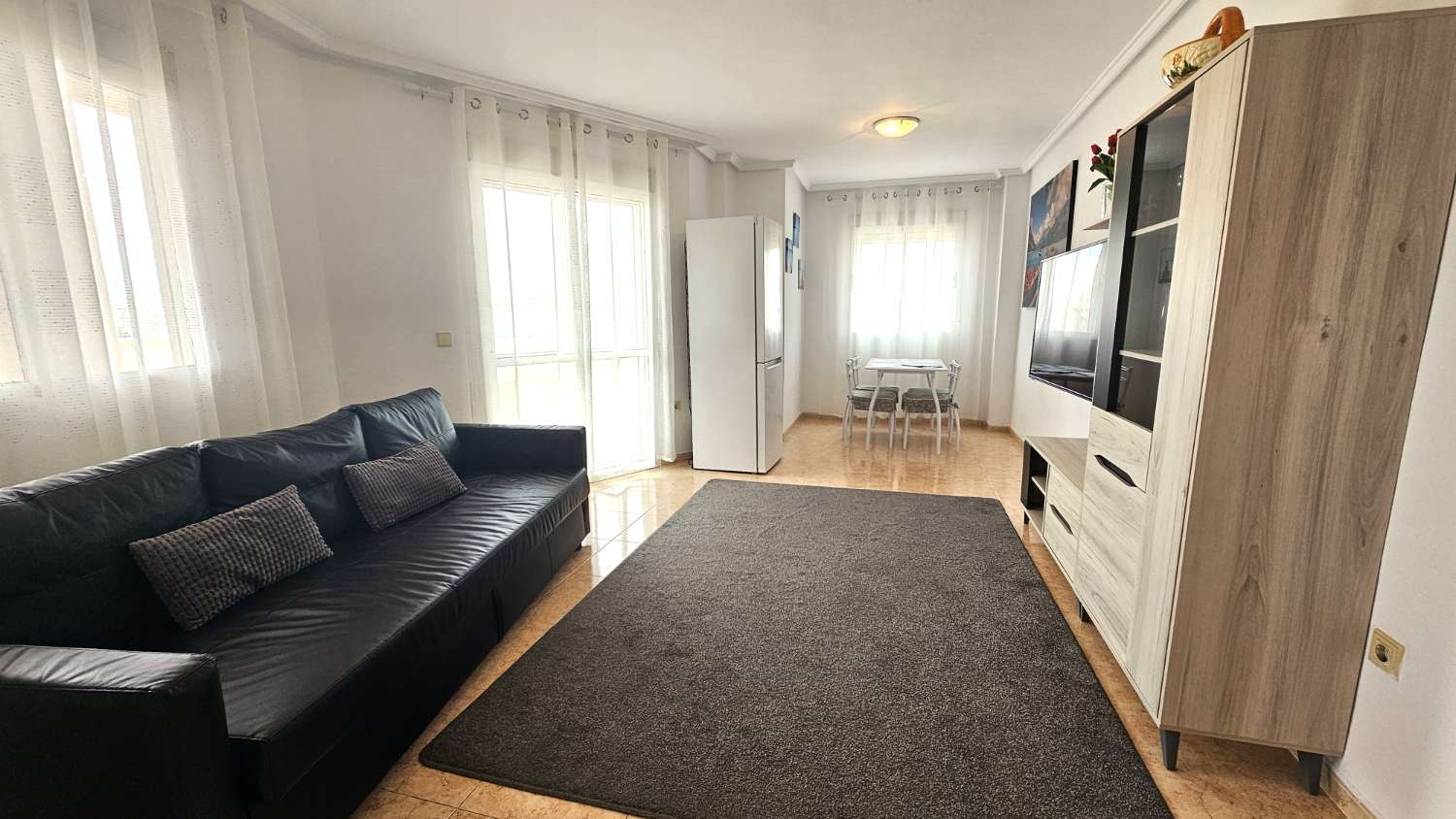 GERÄUMIGE WOHNUNG MIT FREIEM BLICK