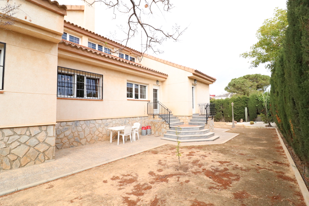 DETACHED VILLA WITH LARGE PLOT IN MIL PALMERAS