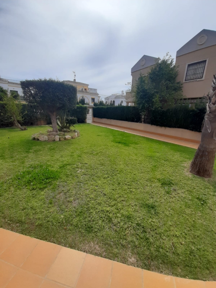 DUPLEX JUMELÉ D’ANGLE AVEC TERRAIN ET PISCINE COMMUNE