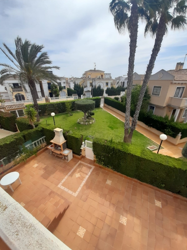 DUPLEX JUMELÉ D’ANGLE AVEC TERRAIN ET PISCINE COMMUNE