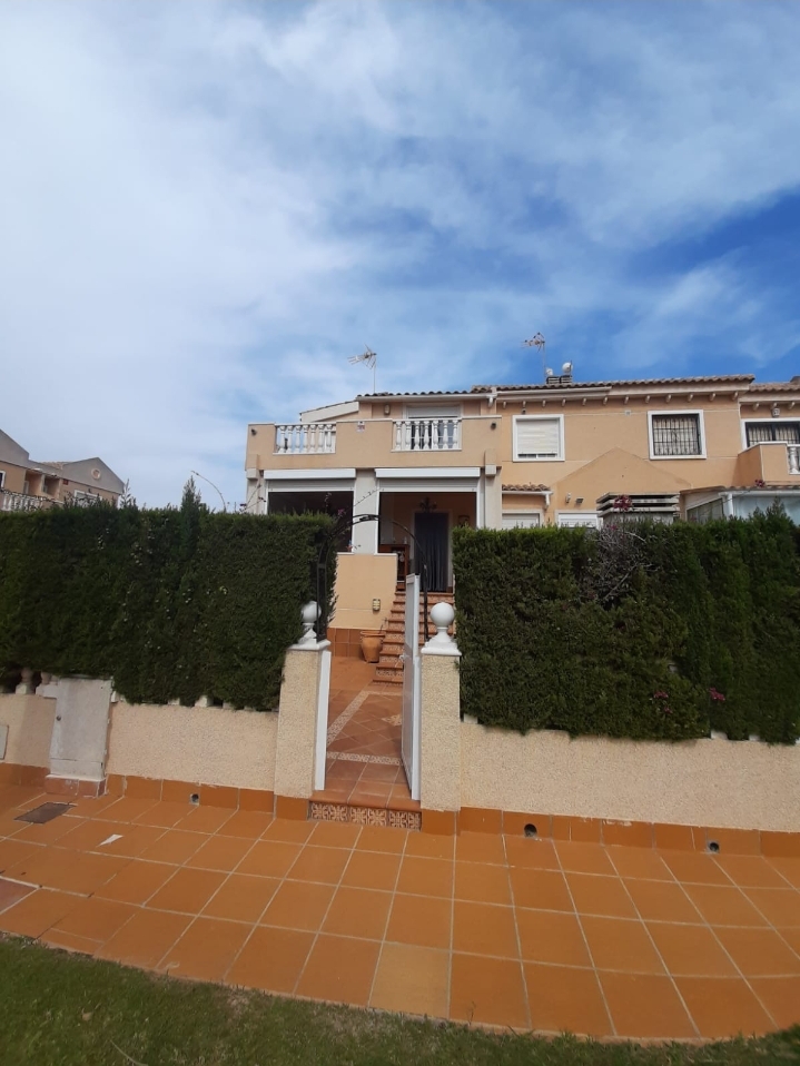 DUPLEX JUMELÉ D’ANGLE AVEC TERRAIN ET PISCINE COMMUNE