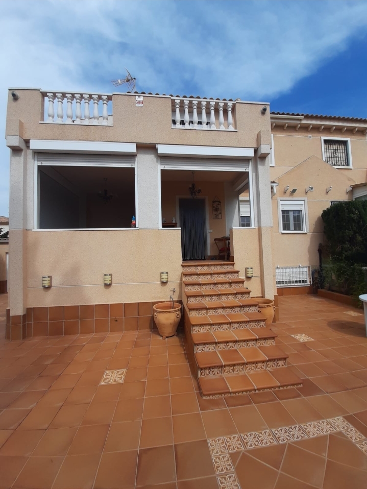 DUPLEX JUMELÉ D’ANGLE AVEC TERRAIN ET PISCINE COMMUNE