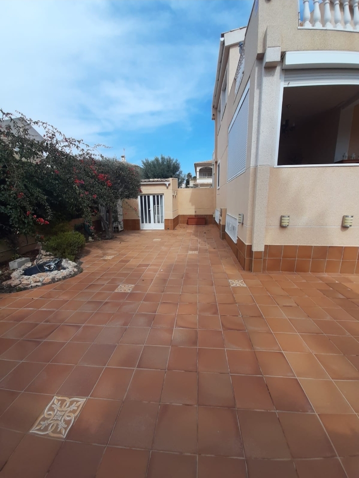 DUPLEX BIFAMILIARE D'ANGOLO CON TERRENO E PISCINA COMUNALE