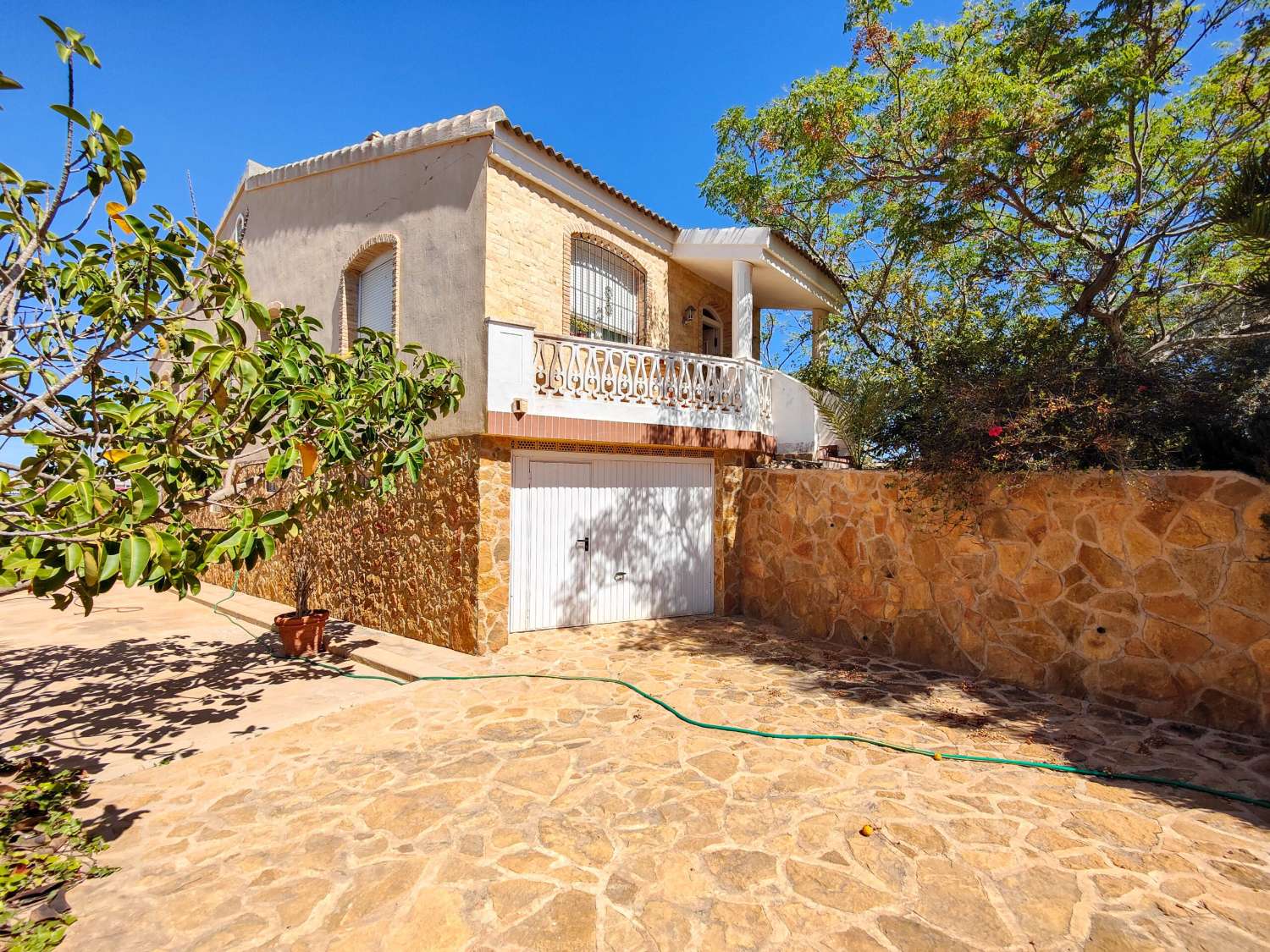 "UNIQUE OPPORTUNITY! 2 BEDROOM DETACHED VILLA WITH LARGE PLOT IN AGUAS NUEVAS, TORREVIEJA.