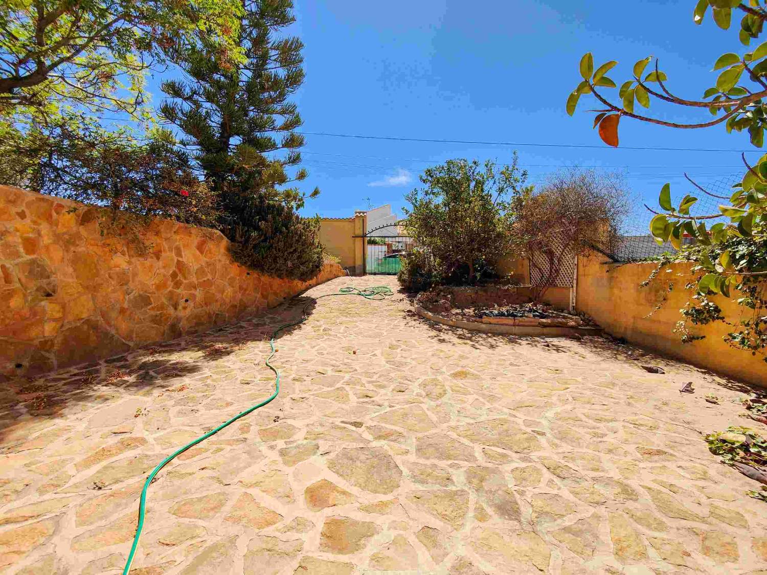 "OCCASIONE UNICA! VILLA INDIPENDENTE CON 2 CAMERE DA LETTO CON AMPIO TERRENO AD AGUAS NUEVAS, TORREVIEJA.