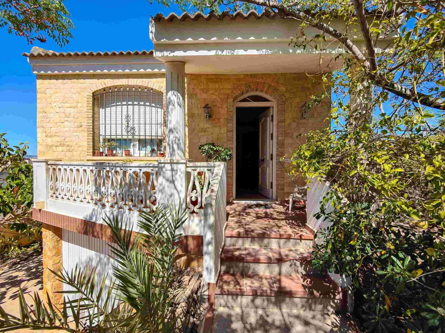 "UNIQUE OPPORTUNITY! 2 BEDROOM DETACHED VILLA WITH LARGE PLOT IN AGUAS NUEVAS, TORREVIEJA.