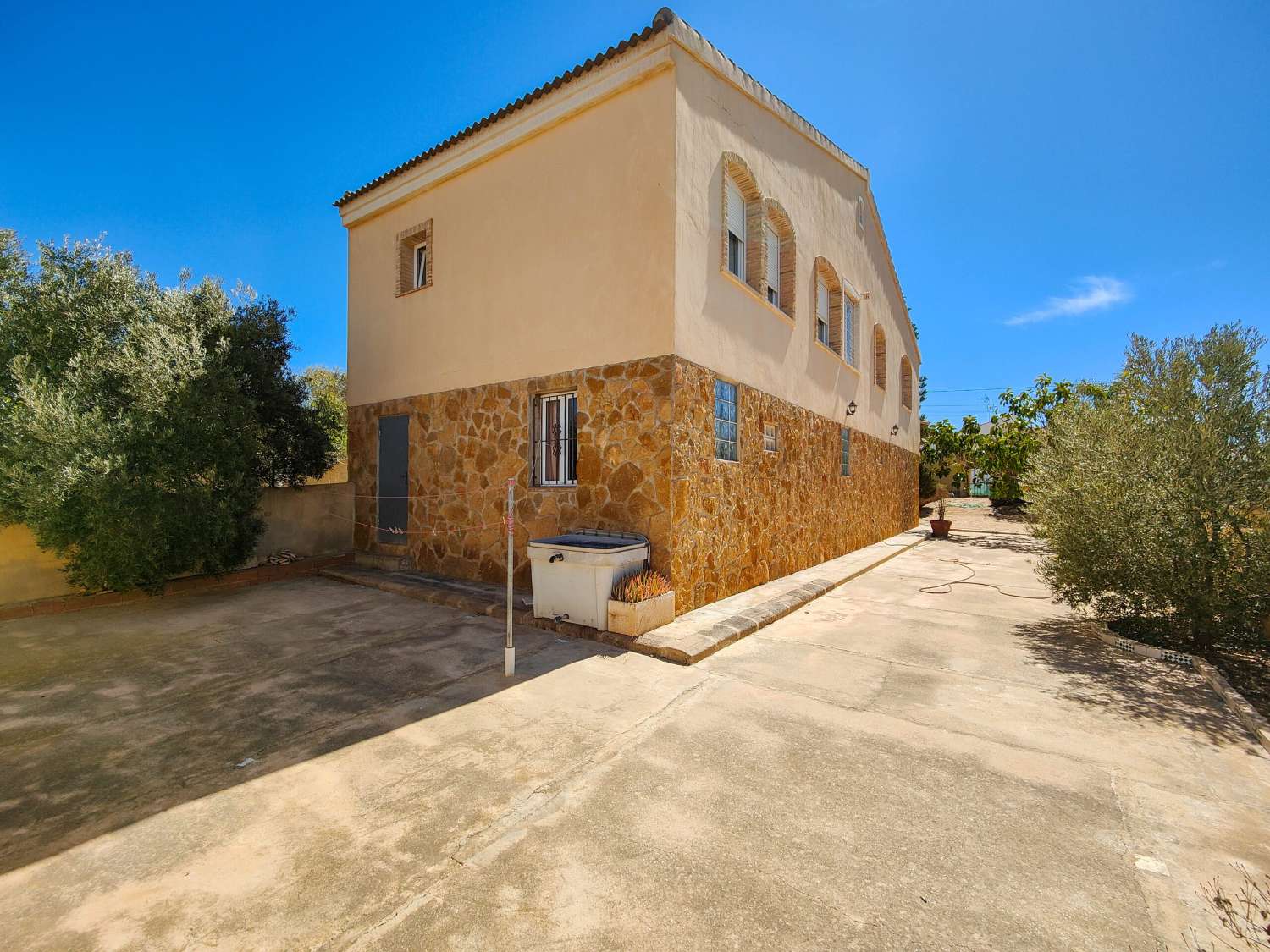 "UNIQUE OPPORTUNITY! 2 BEDROOM DETACHED VILLA WITH LARGE PLOT IN AGUAS NUEVAS, TORREVIEJA.