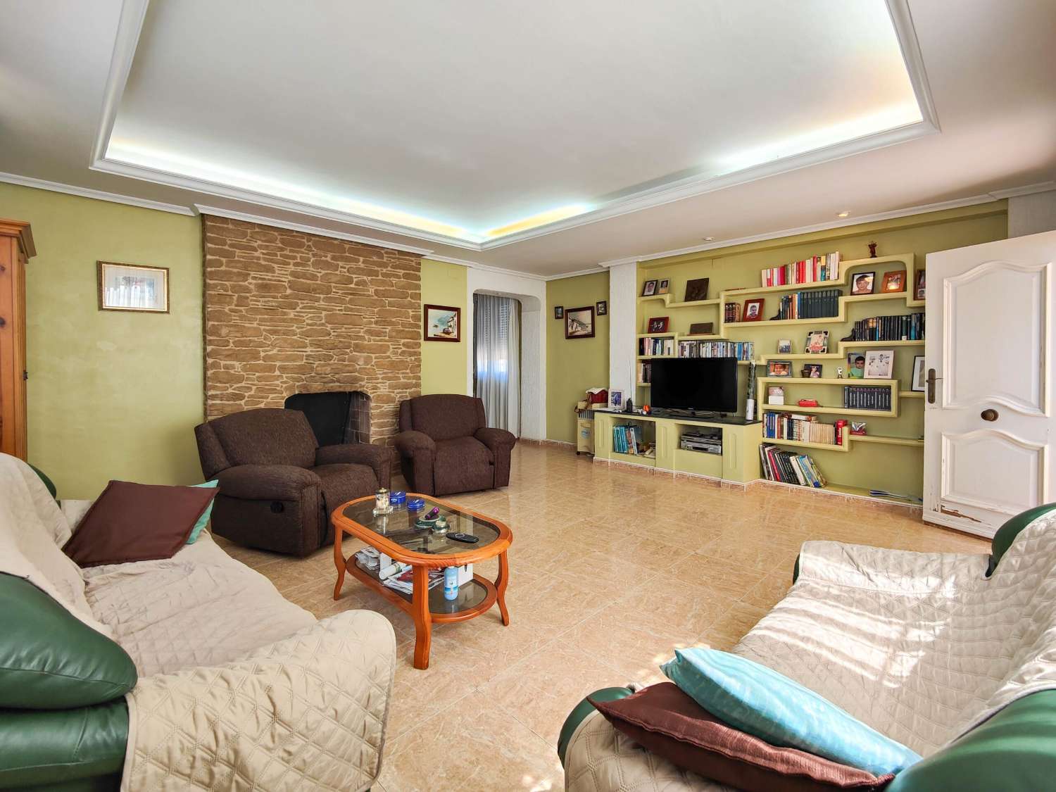 "UNIQUE OPPORTUNITY! 2 BEDROOM DETACHED VILLA WITH LARGE PLOT IN AGUAS NUEVAS, TORREVIEJA.