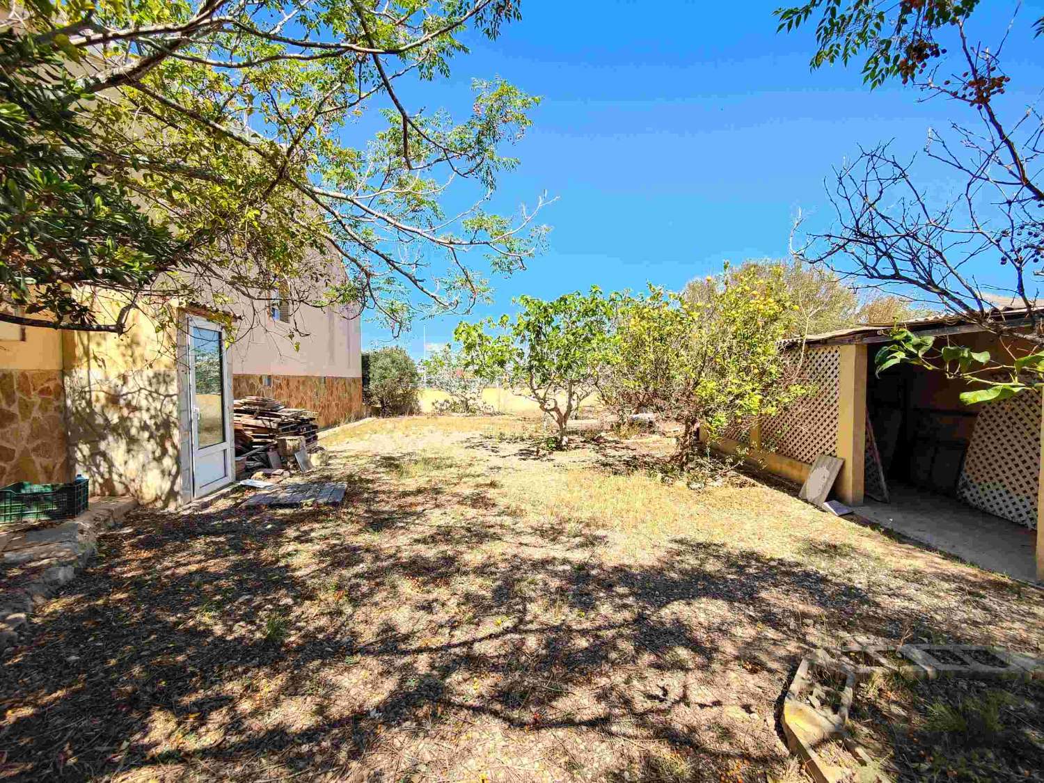 "OPPORTUNITÉ UNIQUE ! VILLA INDIVIDUELLE DE 2 CHAMBRES AVEC GRAND TERRAIN À AGUAS NUEVAS, TORREVIEJA.