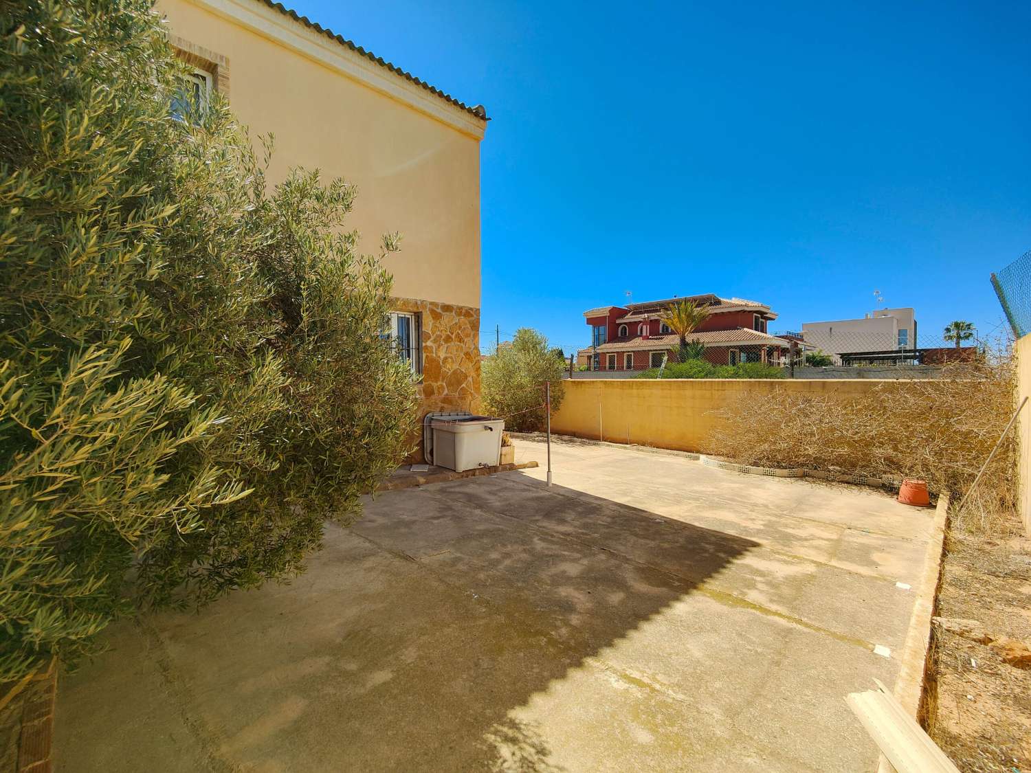 "UNIQUE OPPORTUNITY! 2 BEDROOM DETACHED VILLA WITH LARGE PLOT IN AGUAS NUEVAS, TORREVIEJA.