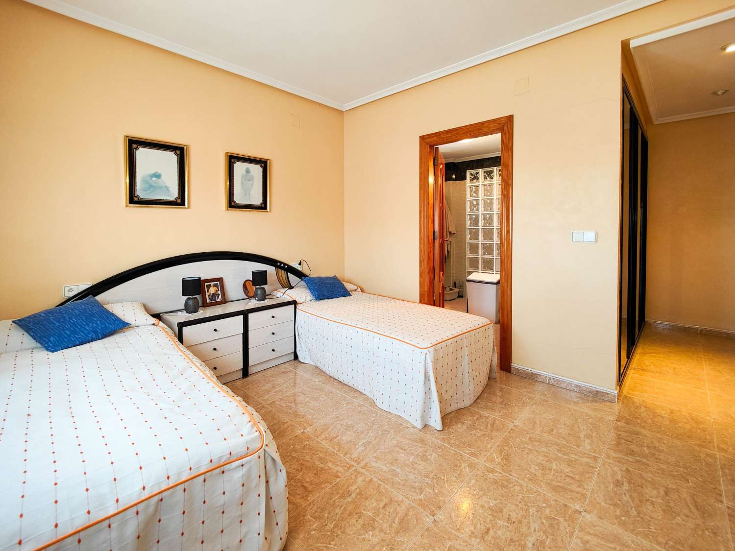 "OPPORTUNITÉ UNIQUE ! VILLA INDIVIDUELLE DE 2 CHAMBRES AVEC GRAND TERRAIN À AGUAS NUEVAS, TORREVIEJA.