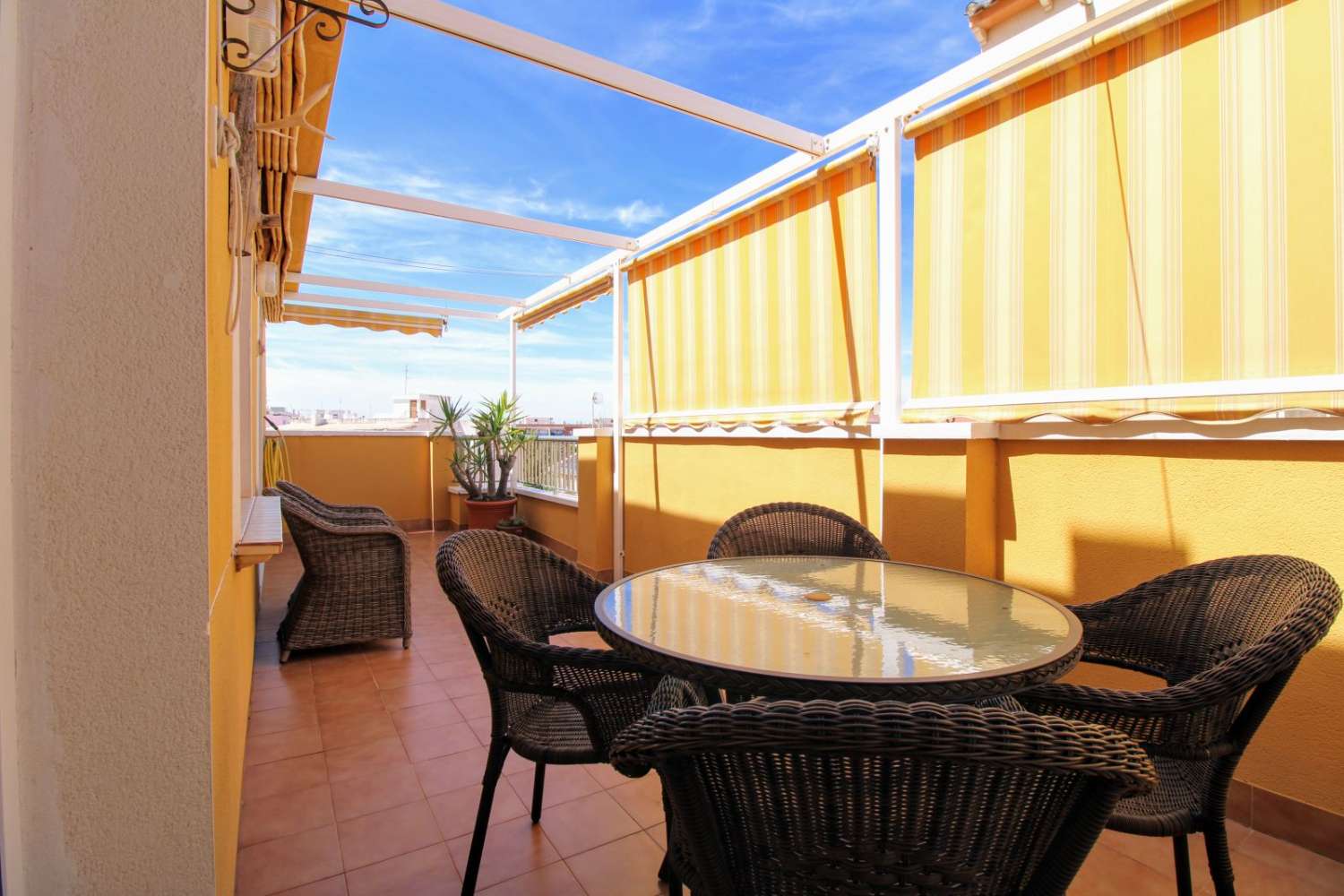 TOP FLOOR APARTMENT CLOSE TO ACEQUIÓN BEACH!