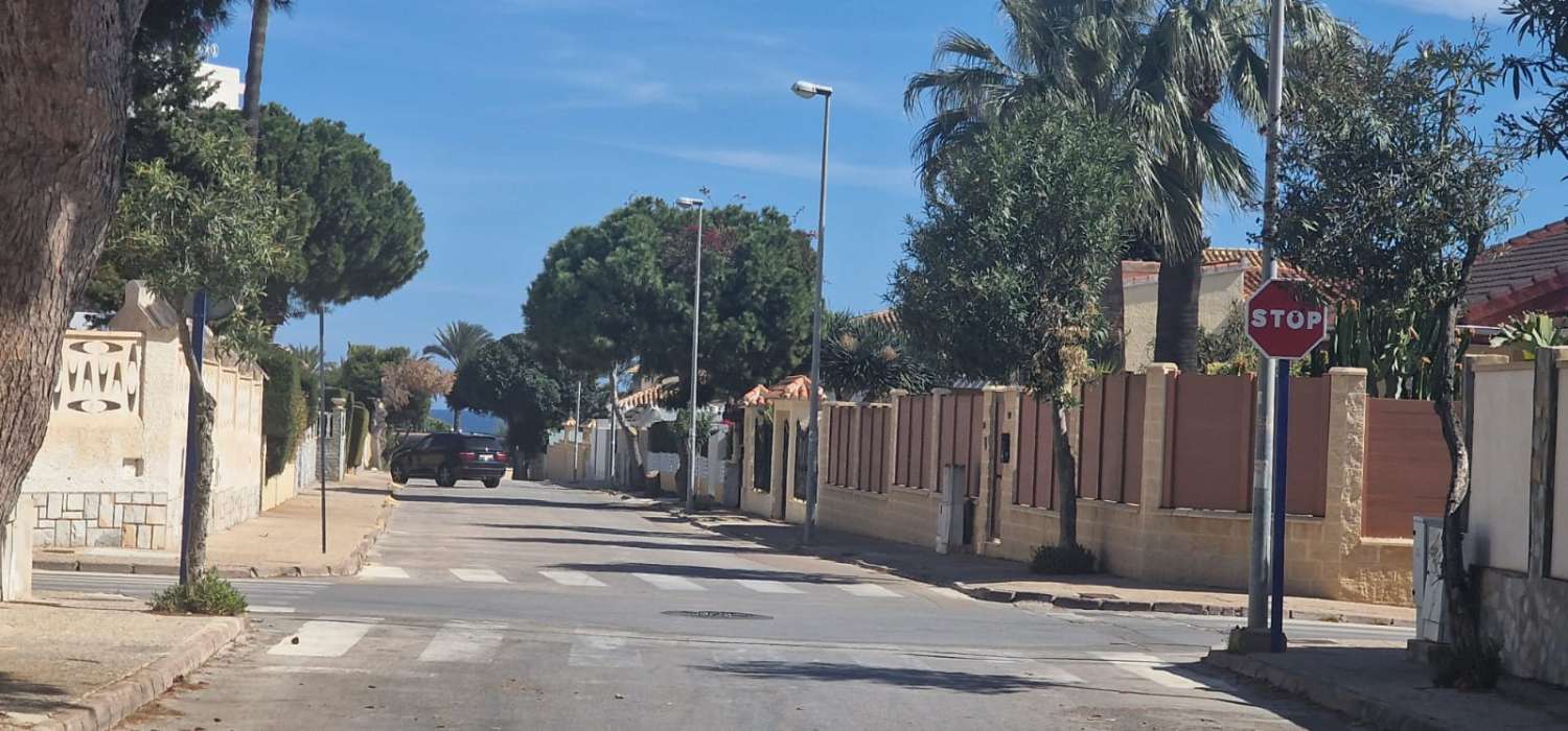 FREISTEHENDE VILLA IN LA ZENIA, NUR 300 METER VOM STRAND ENTFERNT