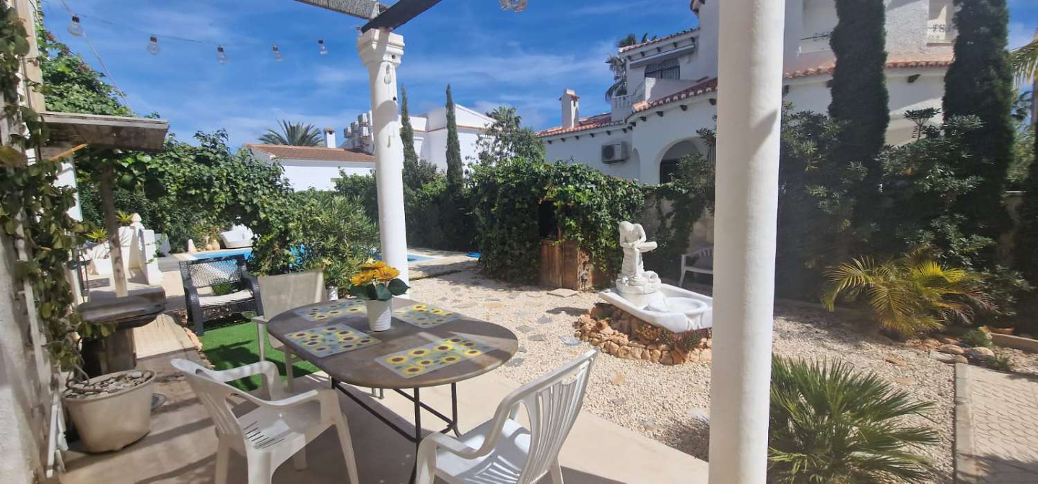 DETACHED VILLA IN LA ZENIA JUST 300 METRES FROM THE BEACH