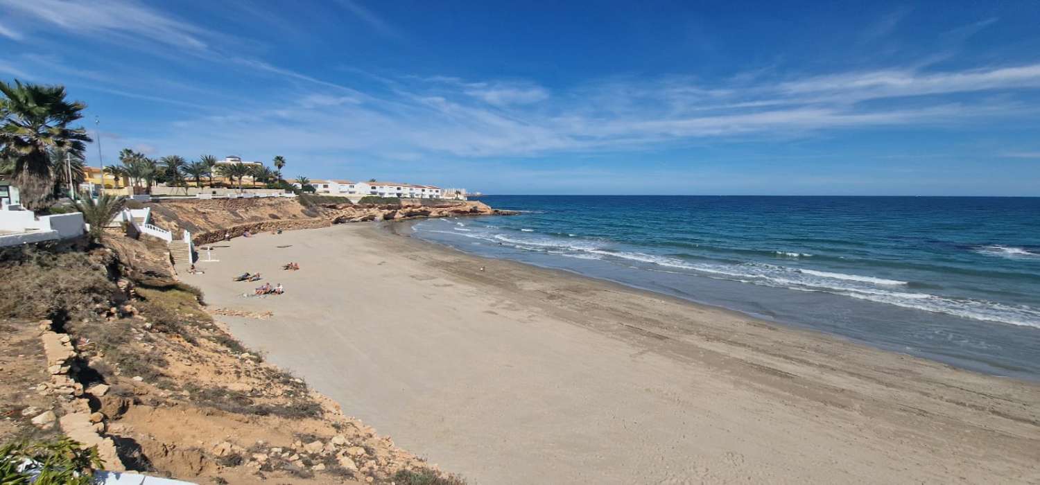 FREISTEHENDE VILLA IN LA ZENIA, NUR 300 METER VOM STRAND ENTFERNT