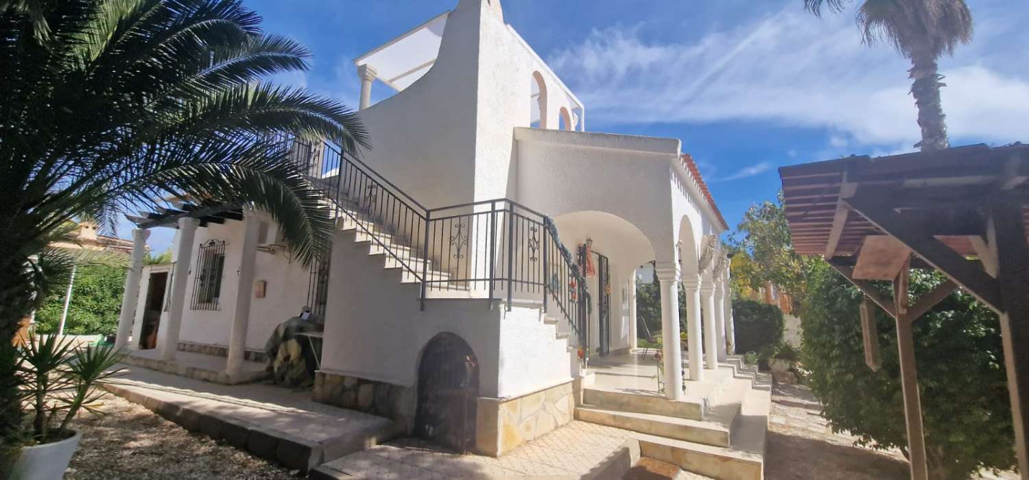 DETACHED VILLA IN LA ZENIA JUST 300 METRES FROM THE BEACH