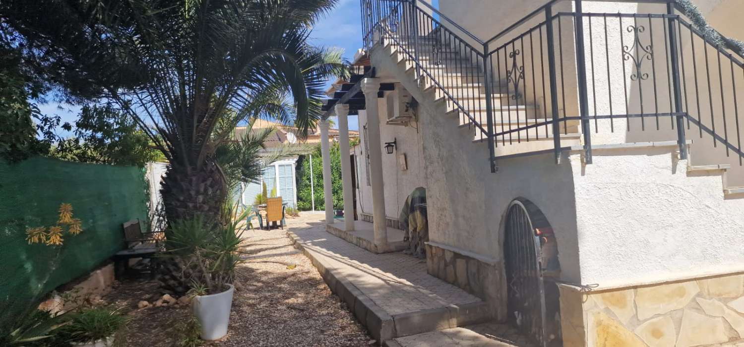 VILLA INDIVIDUELLE À LA ZENIA À SEULEMENT 300 MÈTRES DE LA PLAGE