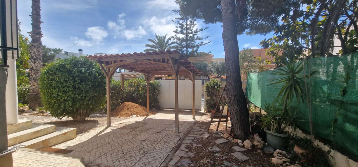 CHALET INDEPENDIENTE EN LA ZENIA A SOLO 300 METROS DE LA PLAYA