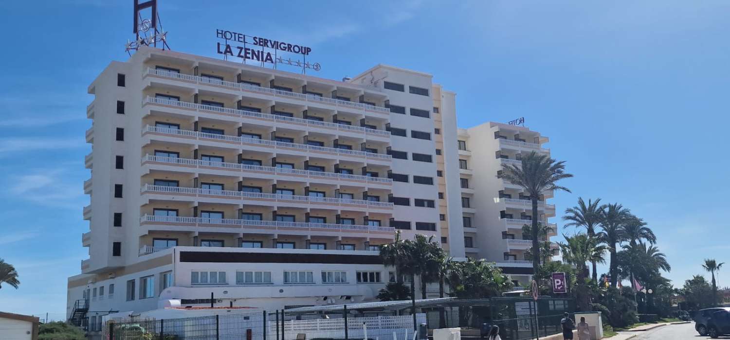 FREISTEHENDE VILLA IN LA ZENIA, NUR 300 METER VOM STRAND ENTFERNT