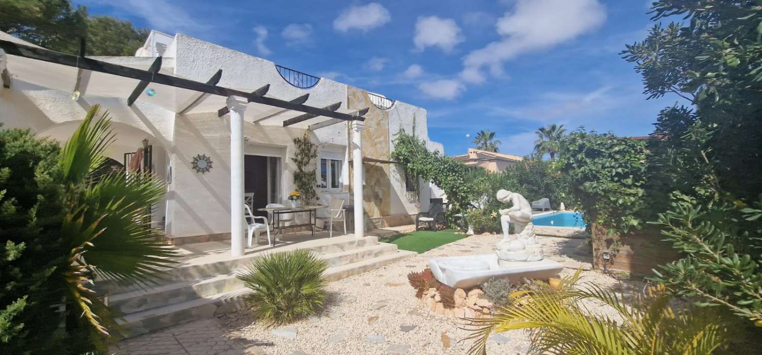 DETACHED VILLA IN LA ZENIA JUST 300 METRES FROM THE BEACH