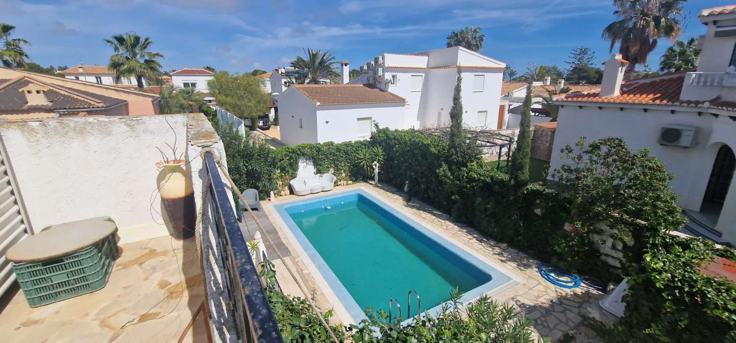 VILLA INDIVIDUELLE À LA ZENIA À SEULEMENT 300 MÈTRES DE LA PLAGE