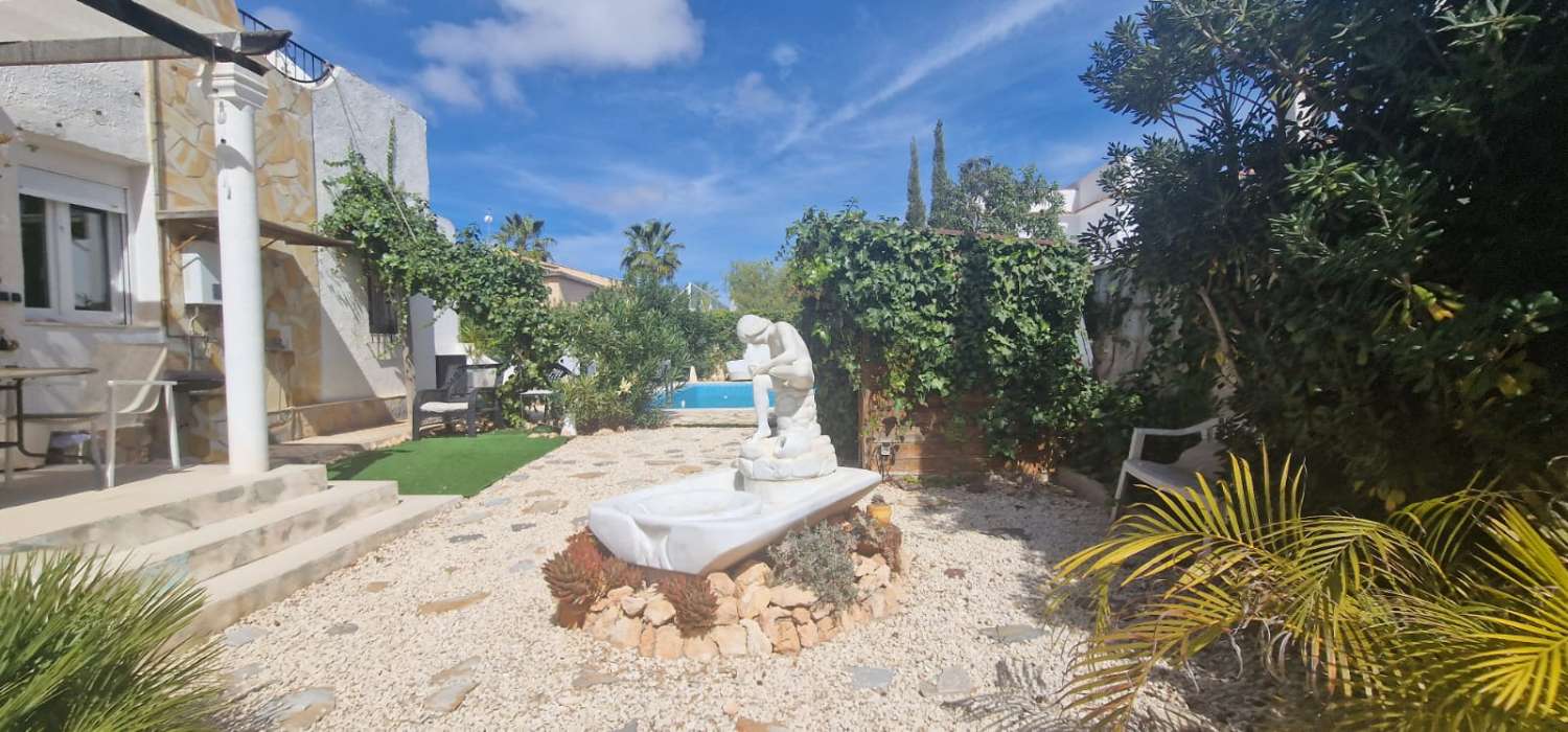 DETACHED VILLA IN LA ZENIA JUST 300 METRES FROM THE BEACH