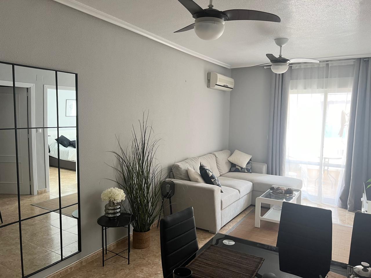 ENCANTADOR APARTAMENTO EN TORREVIEJA, ZONA ACEQUIÓN, A SOLO 100 METROS DE LA PLAYA