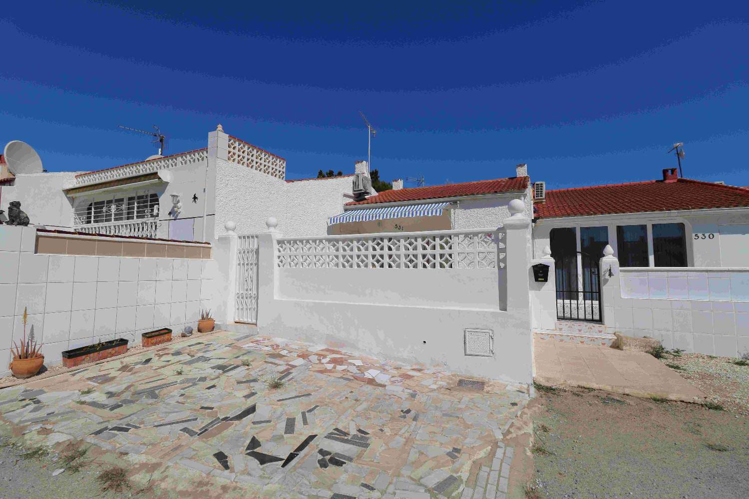 EXKLUSIVER BUNGALOW IN TORREVIEJA IN DER NÄHE DES ROSA SEES