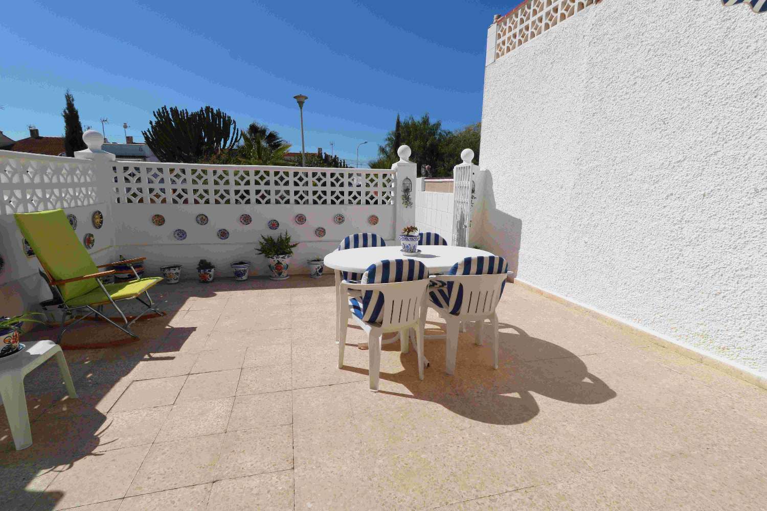 EXKLUSIVER BUNGALOW IN TORREVIEJA IN DER NÄHE DES ROSA SEES