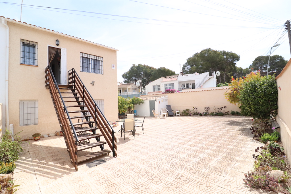 TOP FLOOR BUNGALOW WITH LARGE PLOT AND SOUTH ORIENTATION ON THE BALCONIES