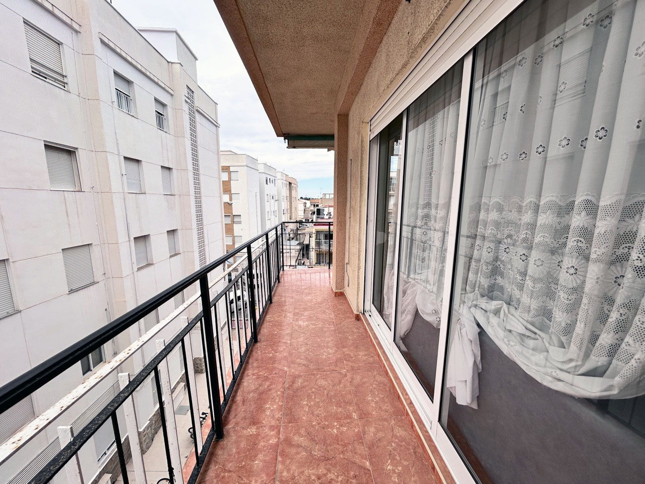 CHARMANT APPARTEMENT À 40 MÈTRES DE LA PLAGE DE TAMARIT À SANTA POLA, AVEC GRAND BALCON ET 3 CHAMBRES