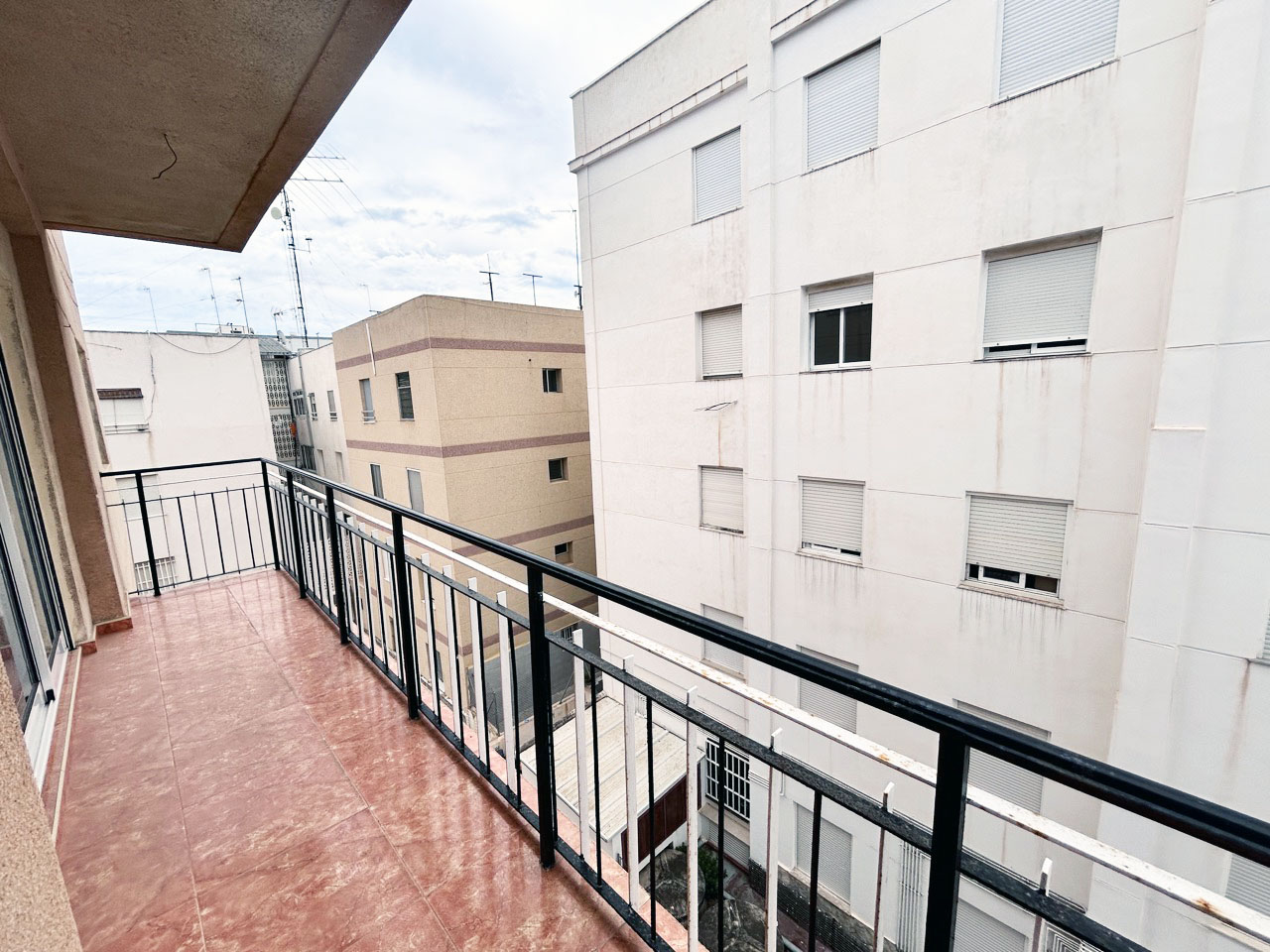 CHARMANT APPARTEMENT À 40 MÈTRES DE LA PLAGE DE TAMARIT À SANTA POLA, AVEC GRAND BALCON ET 3 CHAMBRES