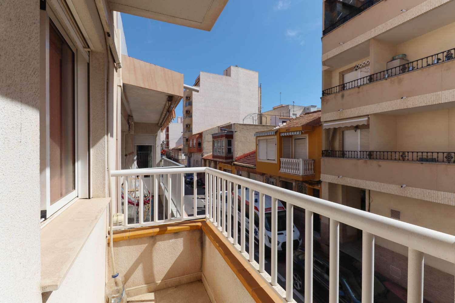 2-BEDROOM APARTMENT IN THE CENTRE OF TORREVIEJA WITH SEA VIEWS FOR €102,000