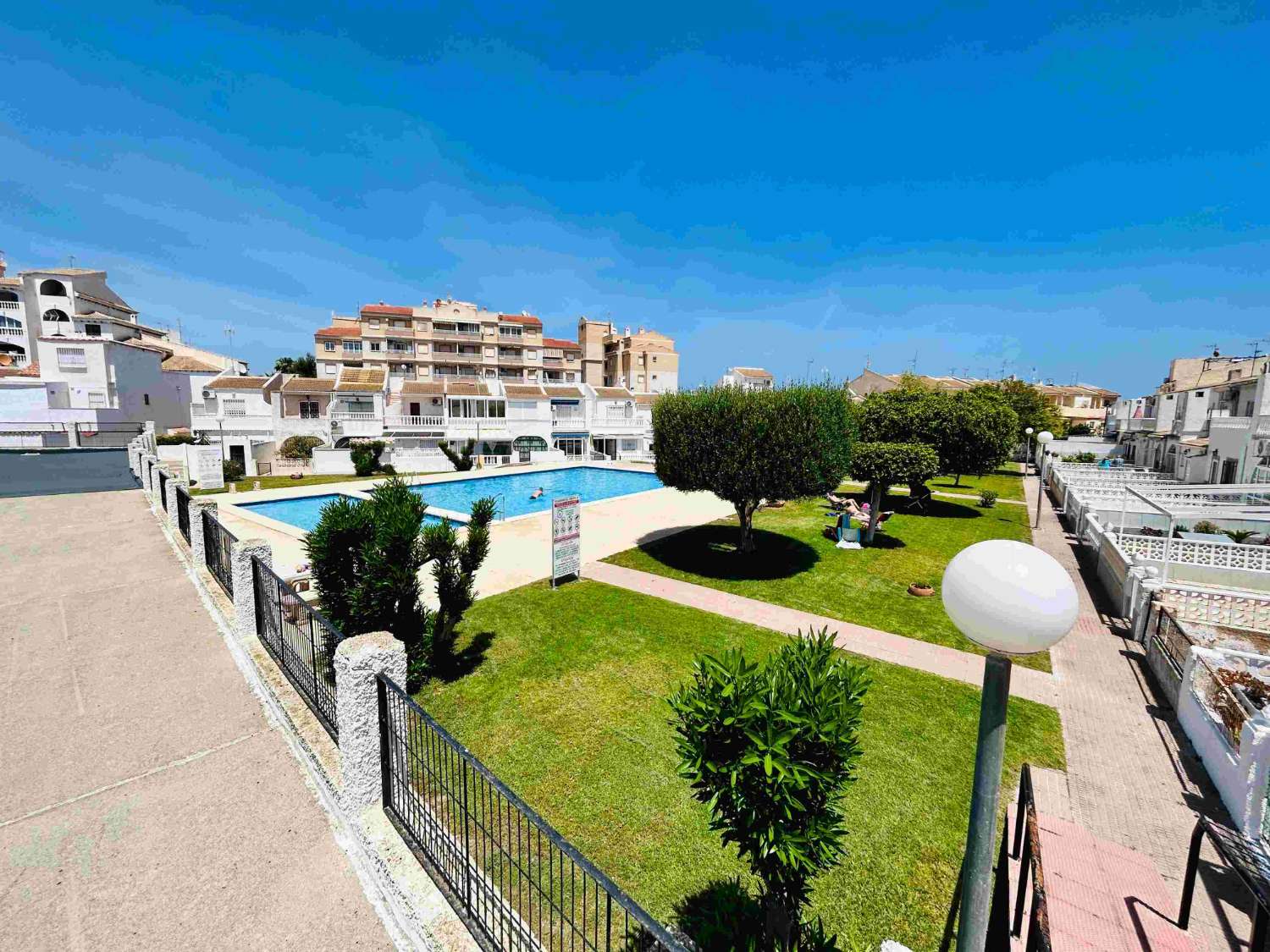 ATTRAENTE CASA DI CITTÀ CON PISCINA IN VENDITA