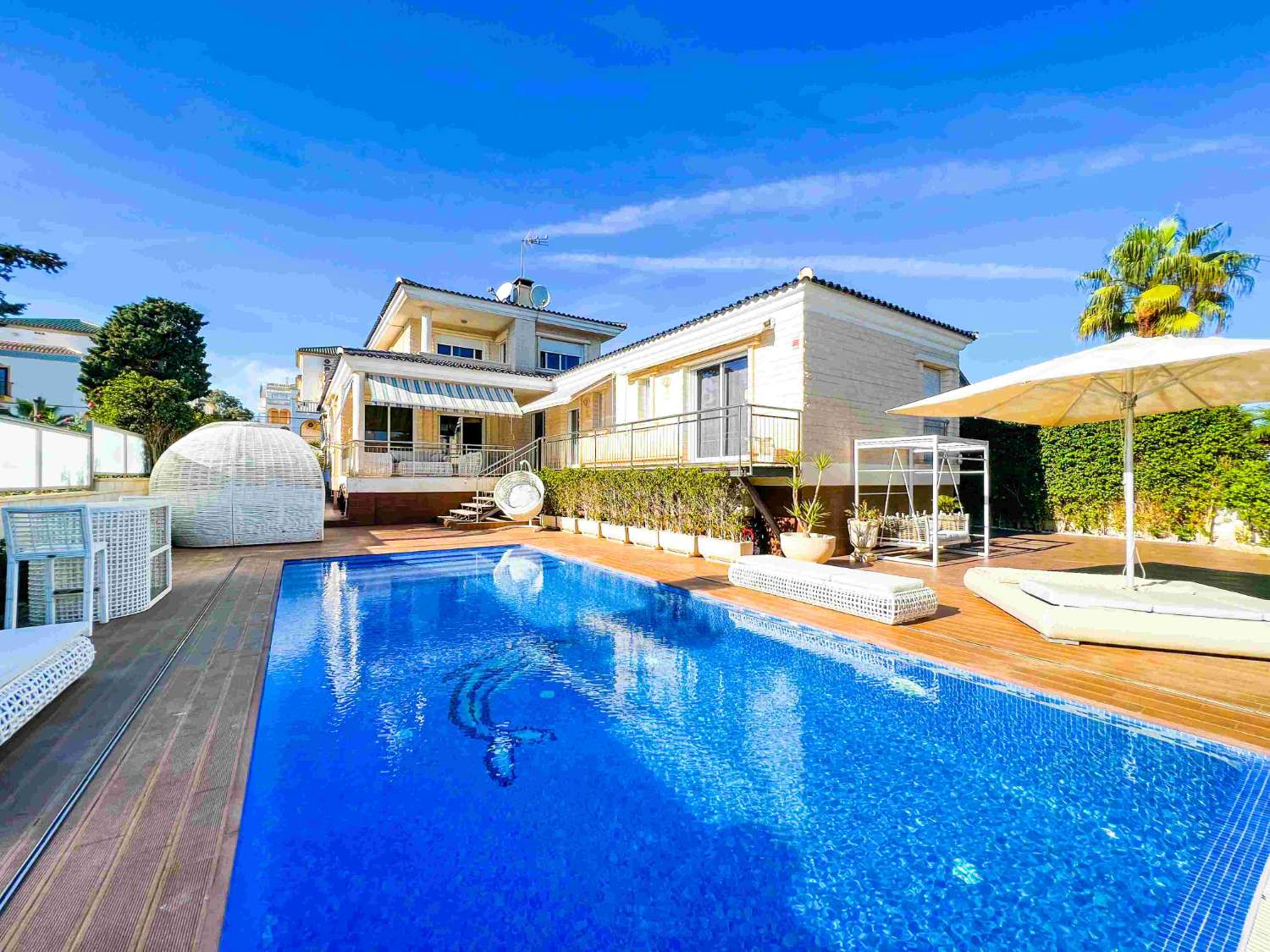 ESPECTACULAR VILLA DE LUJO CERCA DEL MAR EN LA MATA, COSTA BLANCA - ¡UNA JOYA EXCLUSIVA POR DESCUBRIR!