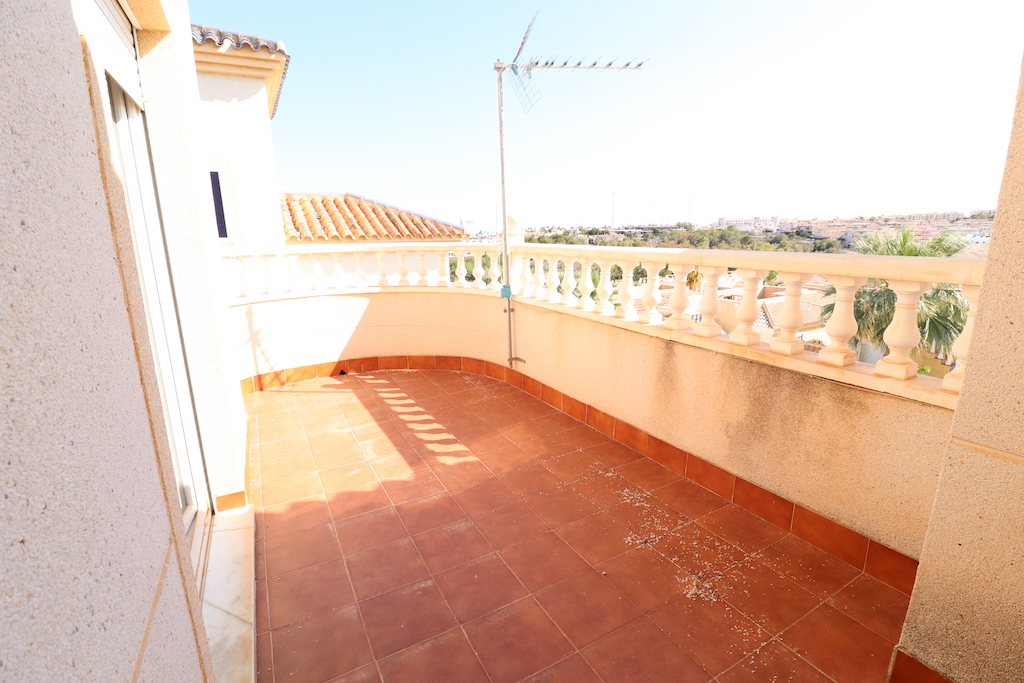 BLUE LAGOON - DETACHED VILLA NEAR THE GOLF COURSE AND WITH SEA VIEWS