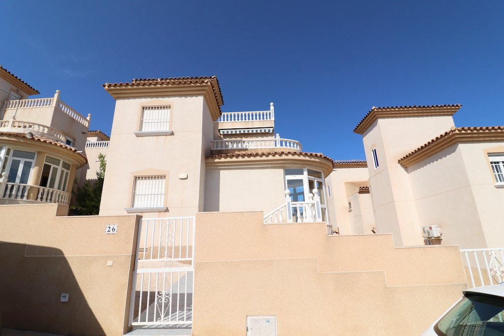 BLUE LAGOON - DETACHED VILLA NEAR THE GOLF COURSE AND WITH SEA VIEWS