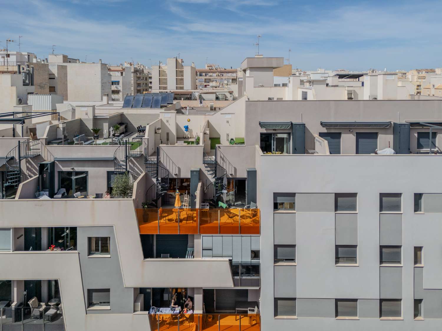 SUPERBE PENTHOUSE AU CŒUR DE TORREVIEJA AVEC SOLARIUM PRIVÉ ET GARAGE