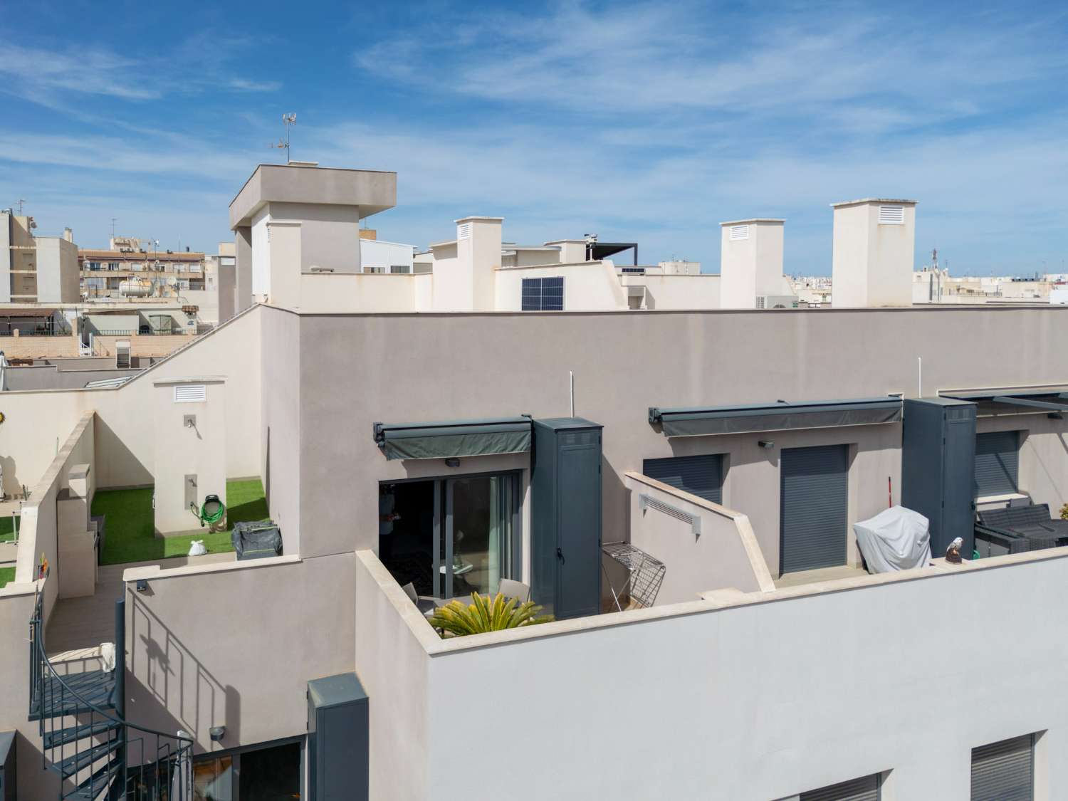 SUPERBE PENTHOUSE AU CŒUR DE TORREVIEJA AVEC SOLARIUM PRIVÉ ET GARAGE