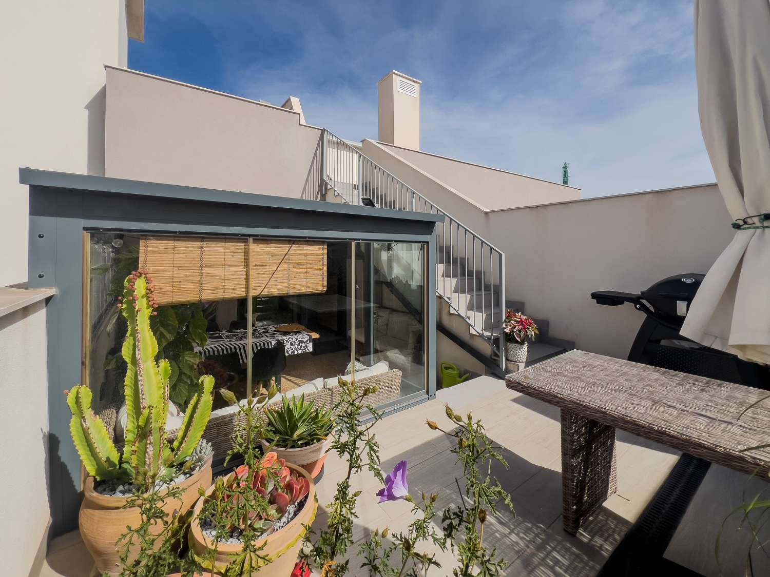 STUNNING PENTHOUSE IN THE HEART OF TORREVIEJA WITH PRIVATE SOLARIUM AND GARAGE SPACE