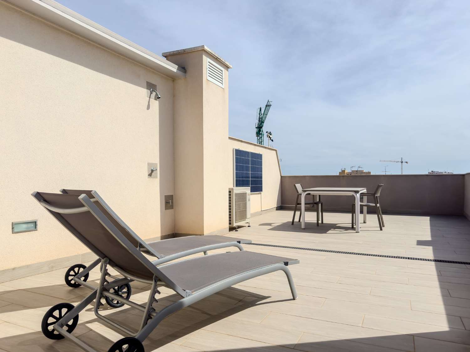 STUNNING PENTHOUSE IN THE HEART OF TORREVIEJA WITH PRIVATE SOLARIUM AND GARAGE SPACE