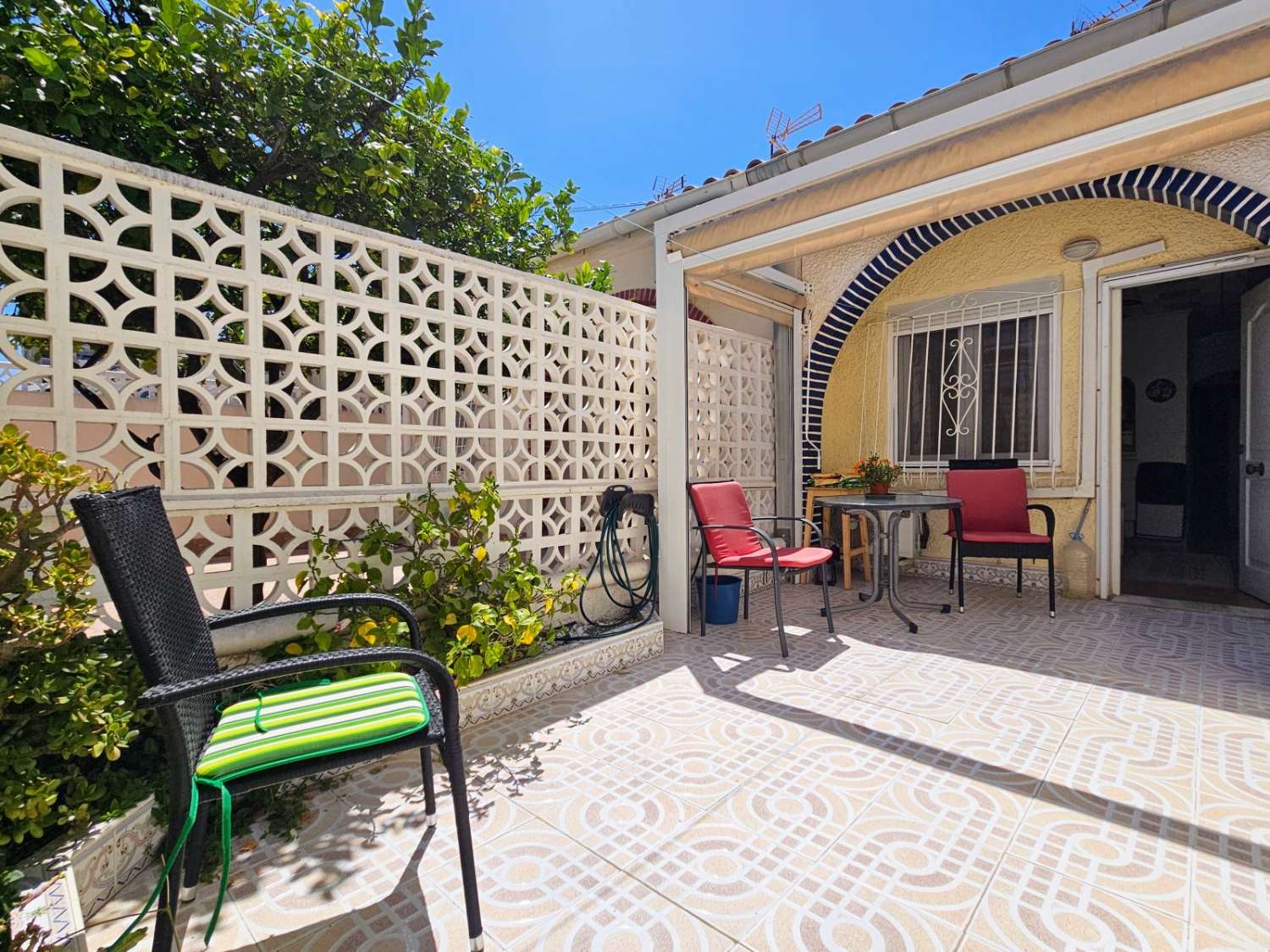 MAISON DE VILLE CONFORTABLE À NUEVA TORREVIEJA : TRANQUILLITÉ ET CONFORT À PROXIMITÉ DU CENTRE !