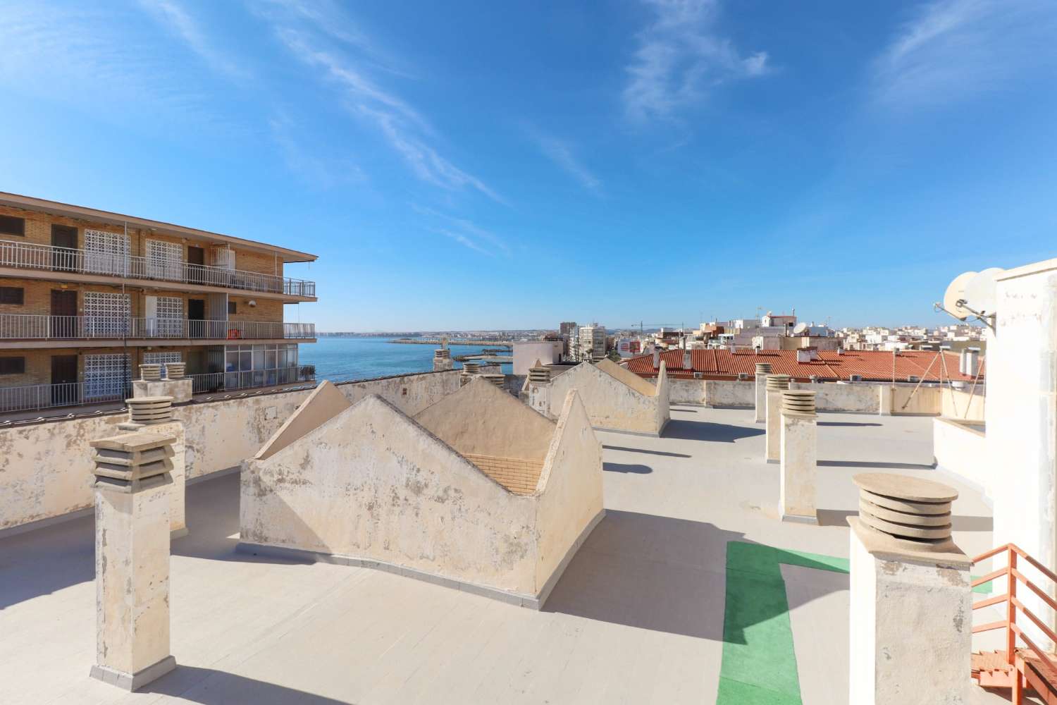 DISCOVER BEACHFRONT LUXURY: 3-BEDROOM APARTMENT ON THE BEACHFRONT OF PLAYA DEL CURA WITH TERRACE, GARAGE AND POOL