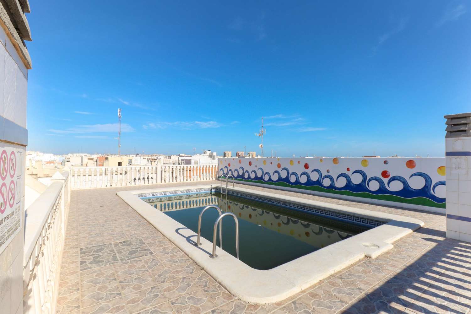 ENTDECKEN SIE LUXUS AM STRAND: 3-ZIMMER-APARTMENT DIREKT AM STRAND VON PLAYA DEL CURA MIT TERRASSE, GARAGE UND POOL