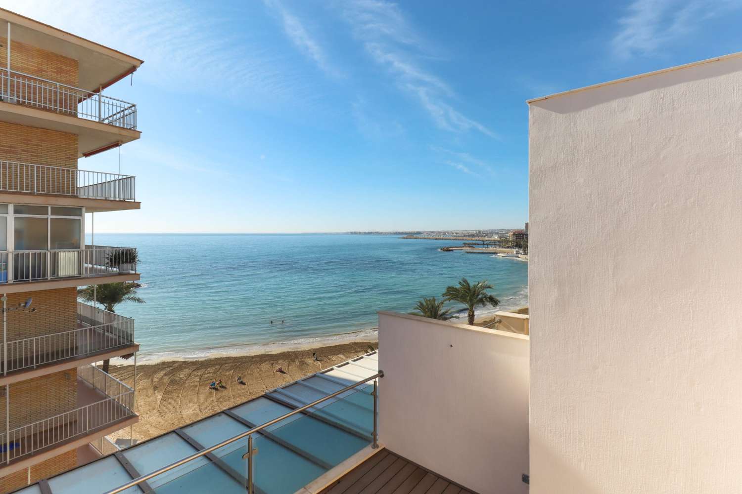 DESCUBRE EL LUJO FRENTE AL MAR: APARTAMENTO DE 3 DORMITORIOS EN PRIMERA LÍNEA DE LA PLAYA DEL CURA CON TERRAZA, GARAJE Y PISCINA